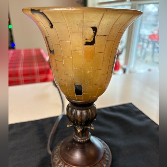 Vintage Ting Shen Mosaic Table Lamp With An Amber Shade and Bronze Metal Base - Picture 5 of 7